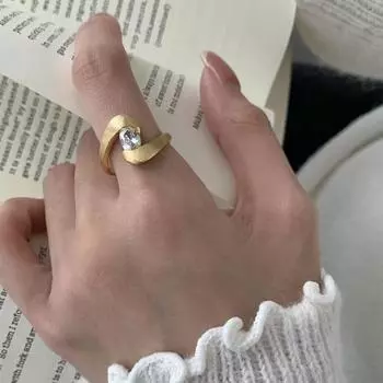 Кольцо неправильной геометрической формы, изогнутое кольцо с цирконом. No. 6