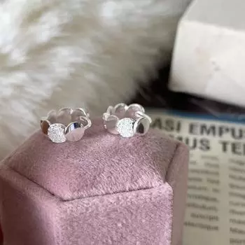Корейская версия Ins Simple Matte Sequined Ear Buckle Womens Niche Design Sense Circle Individual Cold Wind Earrings