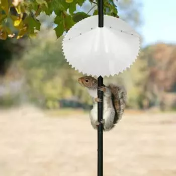 Кормушка для птиц Wrap-Around Squirrel Baffle с зубчатым краем, устойчивая к погодным условиям, наружная подвесная кормушка для птиц, крепление на столбе, прозрачная, для енотов, белок, грызунов белый