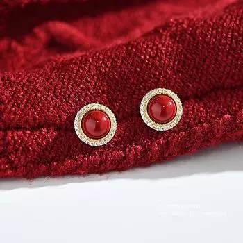 Круглые серьги с красными бриллиантами