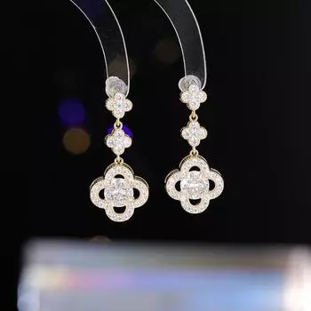 Light luxury high-end celebrity sweet medium and long temperament earrings, square face earrings, super flash zircon lucky grass earrings. серебряный