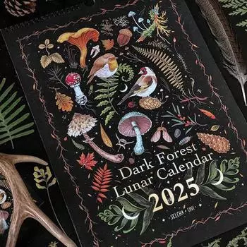 Лунный календарь Dark Forest 2025 содержит 12 оригинальных иллюстраций, нарисованных в течение года. 12-месячный красочный настенный календарь. A
