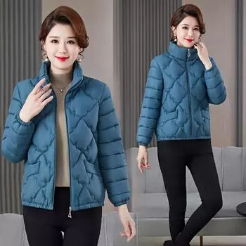 Мама носит легкую пуховую осеннюю и зимнюю куртку, женскую куртку среднего размера больших размеров XL чёрный