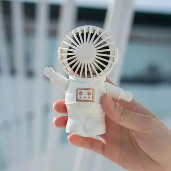 Мини-вентилятор Spaceman Lazy Mini Маленький вентилятор Cartoon USB зарядка Портативный электрический вентилятор Маленький вентилятор