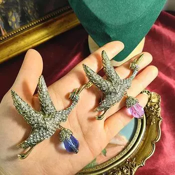 Модный тренд, винтажная средневековая тяжелая промышленность, большая птица, журавль, летящая птица, брошь с каплями воды, полная бриллиантов, корсаж, девушка фиолетовый