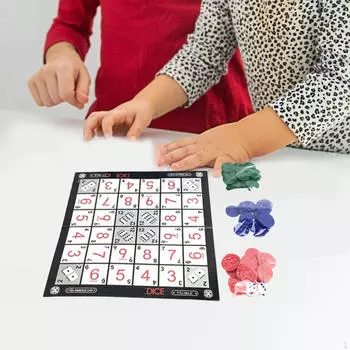 Настольная игра Sequence Classic включает в себя доску, фишки и игральные кости Развлечения Пять в ряд, чтобы выиграть