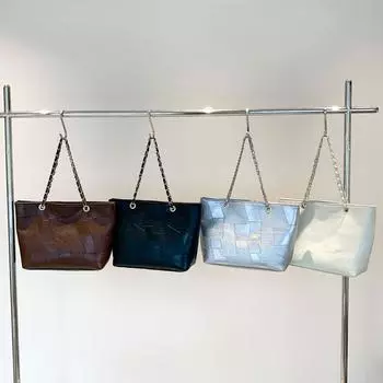 New Summer Style Beautiful Personalized and Fashionable Niche Large Capacity Tote Bag for Women Commuting Fashionable Shoulder Bag