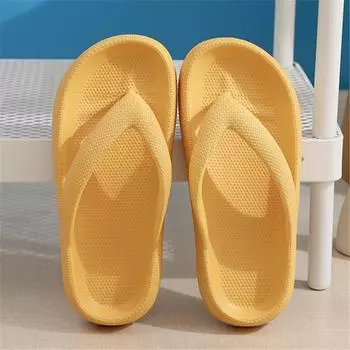 Новые шлепанцы с защитой от скольжения для отдыха с плоским дном и мягким дном. Пары в ванной комнате летом носят тапочки.