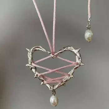 Ожерелье с лентой и жемчужной подвеской Love of Thorns чёрный