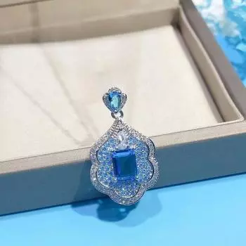 Простой кулон с синим цирконом