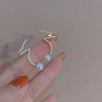 Простые изящные серьги-пусеты с жемчугом в нишевом стиле 1162 pearl earring ear clip integrated