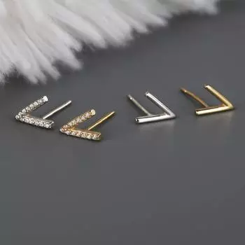 Простые серьги в форме буквы V. Асимметричные серьги. Маленькие серьги в холодном стиле и стиле для женщин.