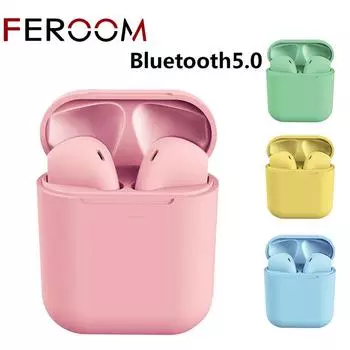 Разноцветные беспроводные наушники Bluetooth в зарядном устройстве