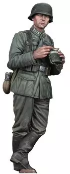Royal Model World War II German Army Eating Soldier Resin Kit RM972 1/35