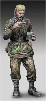 Royal Model World War II German Army Waffen SS Meal Grenadier Resin Kit RM876 Molding Color 1/35