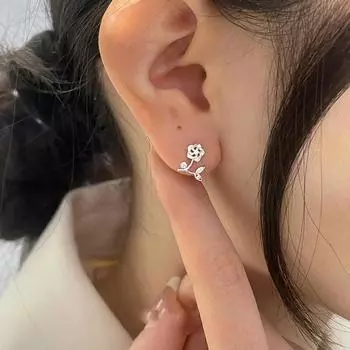 S925 Посеребренные серьги Серьги с французским вырезом и цветком Женские мини-серьги с бриллиантами в виде розы с нежным темпераментом