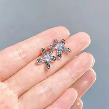 Серьги-гвоздики с цветком женские Mori Light Luxury Zircon Niche корейская версия маленьких сережек-цветков
