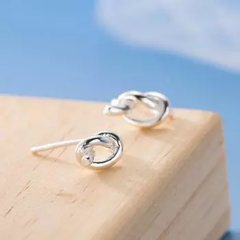 Серьги-гвоздики с узелками, женственные минималистичные линии, геометрические украшения для ушей, милые, нишевые дизайнерские аксессуары