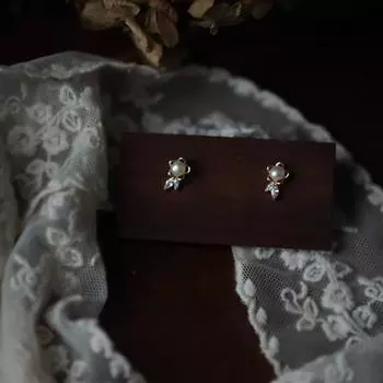 Серьги-гвоздики в форме цветка, женские мини-серьги в форме цветка с компактным жемчугом, простые и блестящие серьги-листочки из циркония Ins Design Sense