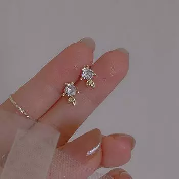 Серьги-гвоздики в форме маленькой золотой рыбки с микроинкрустацией цирконием, легкие роскошные серьги Niche Design, женские серьги с карпами кои золотой