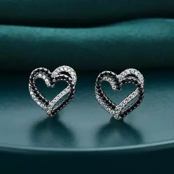 Серьги-гвоздики в форме сердца с черным камнем