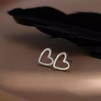 Серьги-гвоздики в форме сердца, женские простые, милые, темпераментные, полые, любовные серьги, индивидуальность, японский и корейский стиль, нишевый дизайн ювелирных изделий