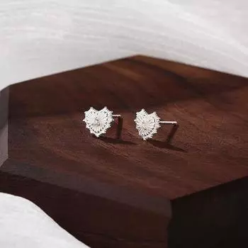 Серьги Ins Love Женская мода Индивидуальный нишевый дизайн Универсальные повседневные серьги Серьги