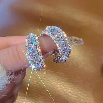Серьги из циркония с геометрической буквой C