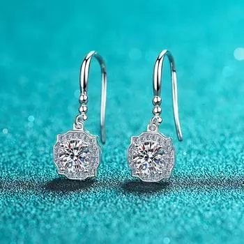 Серьги из серебра 925 пробы и корейская версия серег Pt950 с четырьмя размещенными крючками из камня моссана A pair of 1 carat