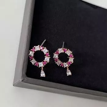 Серьги-капли розово-красного цвета с бриллиантами, изысканная атмосфера, высококачественные серьги-гвоздики, персонализированные нишевые новогодние серьги. розы красного
