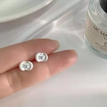 Серьги-сливы с нежно-голубыми матовыми бриллиантами и тигровыми шипами. Маленькие цветочные серьги с нишевым дизайном.