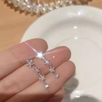 Серьги-звезды. Модные новогодние серьги для женщин. Серьги в холодном стиле для женщин.