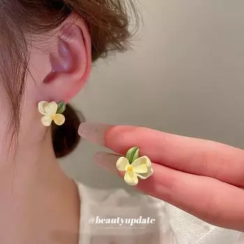 Серебряные игольчатые корейские серьги в форме цветка и листа: Свежий, сладкий, милый стиль. Silver Needle бежевый