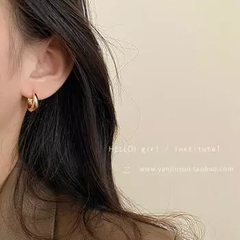 Серебряные серьги-кольца в форме круга: Продвинутый нишевый дизайн в холодном стиле - тренд 2022