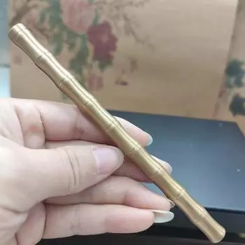 Шариковая ручка Pure Brass Signature — элегантный подарок для деловых людей и выпускников, идеальный вариант для студентов и профессионалов.