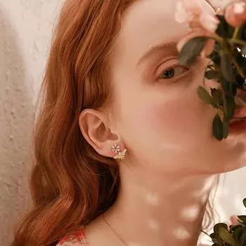 Small Daisy Bee Earrings S925 Silver Needle Small Zircon Stud Earrings Women s Japanese and Korean Jewelry Fashion Earrings платиновый
