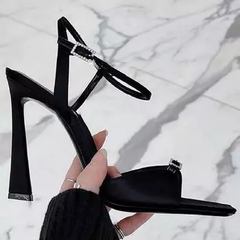Sparkling Diamond Buckle Stiletto Heels Women s 2024 New Black Versatile Slotted Buckle Strap Open Toe Square Toe Sandals 34 чёрный