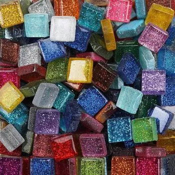 Стеклянная квадратная мозаика. Многоцветная стеклянная плитка. Блеск кристаллов. Любители ремесел ручной работы.