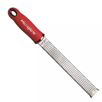 Терка Microplane Classic Red Zester, нержавеющая сталь — для снятия цедры с цитрусовых и натирания сыра, можно мыть в посудомоечной машине, сделано в США, название модели: Микроплан