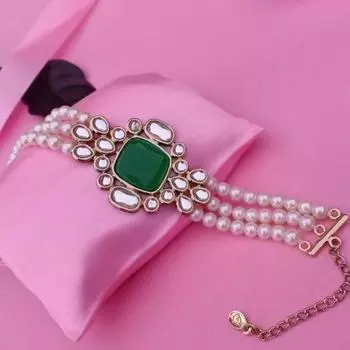 Традиционный золотой браслет Kundan с королевским изумрудным жемчугом