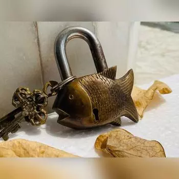 Замок из латуни с дизайном «Рыба» и ключами: Изготовленное вручную, уникальное и функциональное — очаровательное решение для обеспечения безопасности.