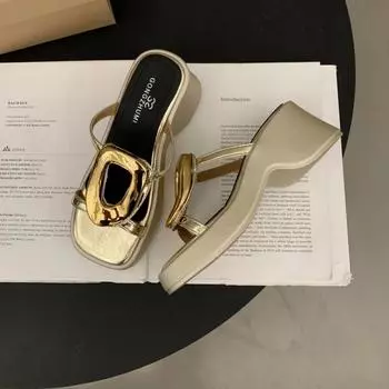 Женские летние модные шлепанцы на платформе с открытым носком, повседневные шлепанцы с металлической отделкой, на толстой подошве для леди 35 золотой