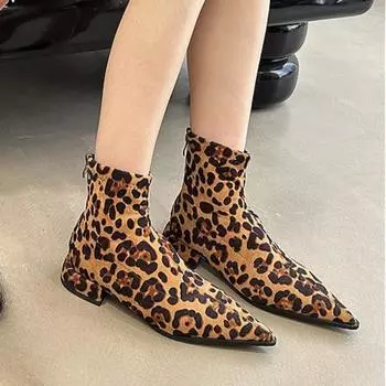 Женские сексуальные остроносые сапоги с леопардовым принтом Botas Femininas, зимние теплые замшевые сапоги 2024 года, модные мотоциклетные сапоги на низком каблуке 35 чёрный