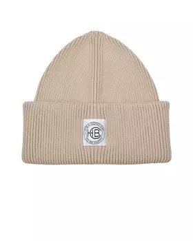 Бежевая шапка с нашивкой Chobi