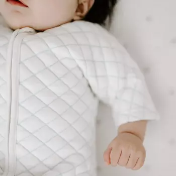 Спальный комбинезон snug fit sleeved cream/mint Aden &amp; Anais детский