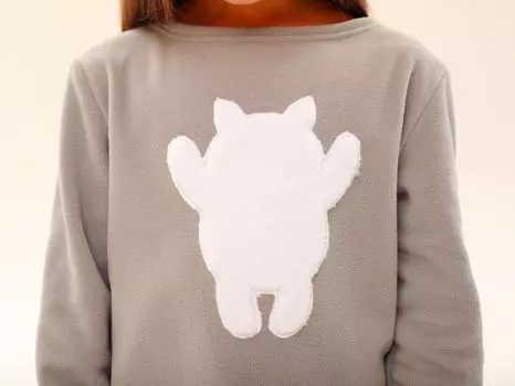 Светло-серая детская толстовка с меховой аппликацией «Котёнок Уля»