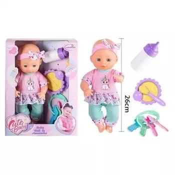 Пупс (25см) в комбинезоне с аксессуарами (4 предмета) в коро бке:бутылочка,тарелка и ложка с кашей,погремушка