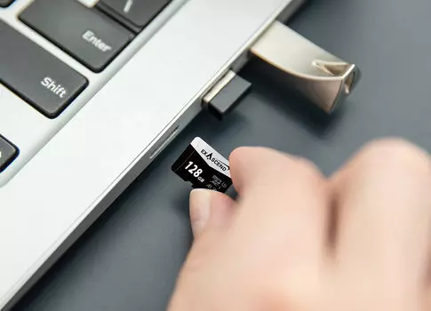 Карта памяти Exascend Catalyst UHS-I microSD V30 128GB + адаптер SD EX128GUSDU1-AD