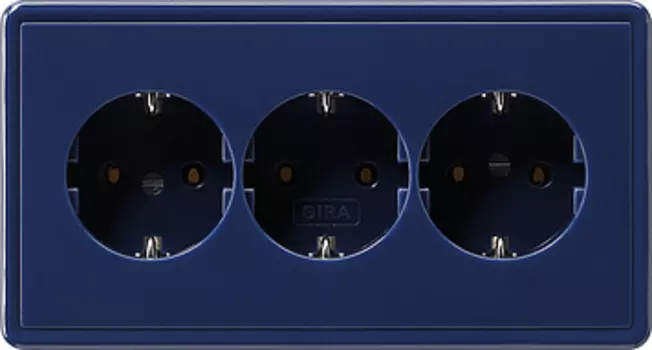 019946 Тройная розетка с заземляющими контактами с формованной накладкой Синий Gira S-color