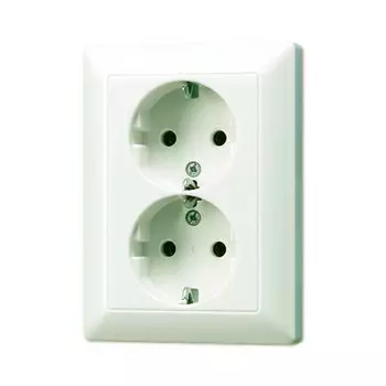 5022U CD 500/CD plus Бежевый Розетка 2-ая, 2 полюса+заземление Jung